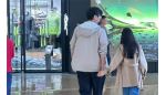 秦昊带女儿逛街被偶遇 九岁米粒已长到爸爸肩膀 