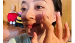 孙俪晒女儿小花给自己化的妆：起码打粉底不像是在抽耳光了 